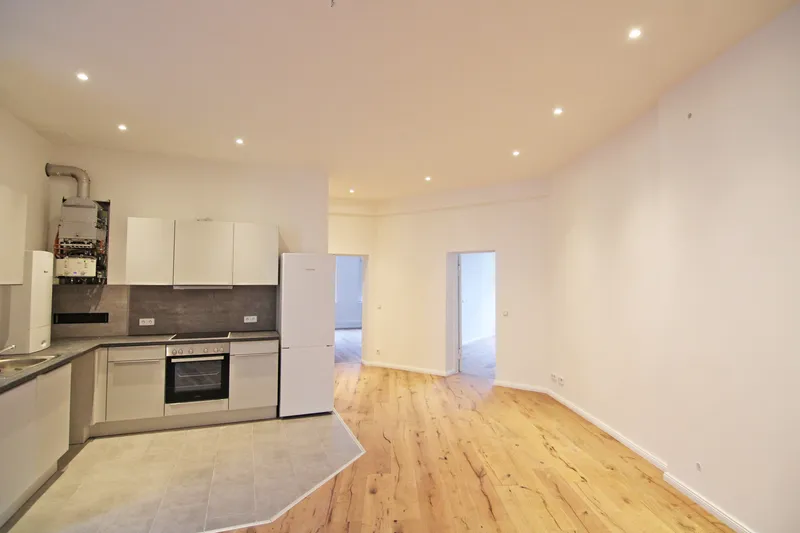 Bildschöne, modernisierte Altbauwohnung mit Parkett, EBK und 2 Balkonen! — photo 1